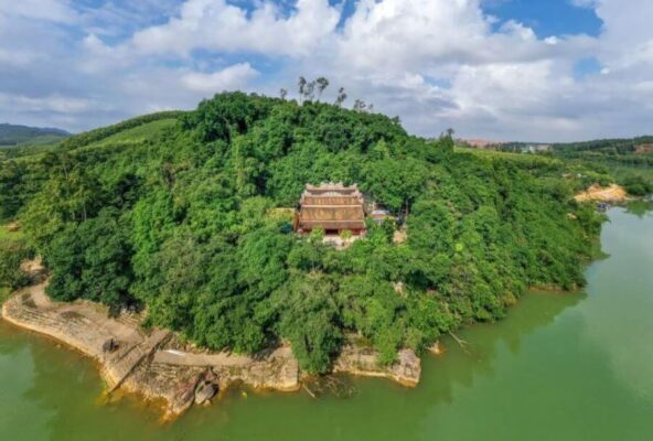 Hon Chen Temple is a sacred riverside temple complex located on Ngoc Tran Mountain along the Perfume River. It is dedicated to the Holy Mother Thien Y A Na, a goddess worshipped in Vietnamese folk religion and closely associated with Cham culture. The temple is well known for its vibrant Hon Chen Festival, which features colorful boat processions, traditional rituals, and cultural performances. Surrounded by mountains and water, Hon Chen Temple offers both spiritual significance and beautiful natural scenery, making it a unique cultural highlight in Hue.