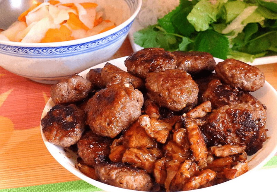 how to eat bun cha Hanoi-culture pham travel