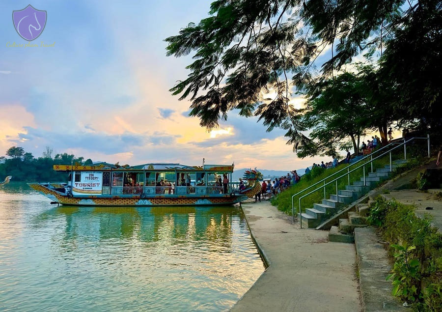 Hue dragon boat trip-Culture Pham Travel