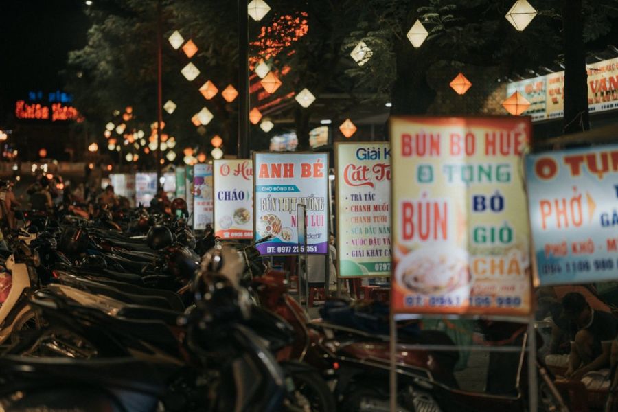 Dong Ba Market food at night