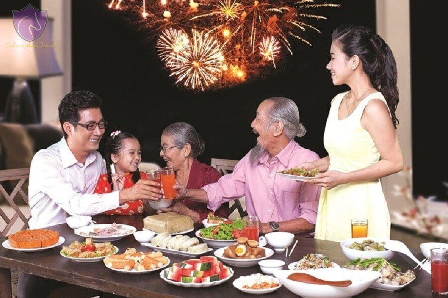Vietnamese spend New Year's Eve with family - Culture Pham Travel