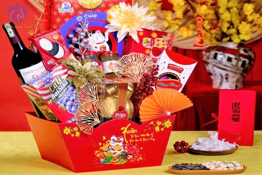 Tet hamper full of food as a Tet gift box - Culture Pham Travel