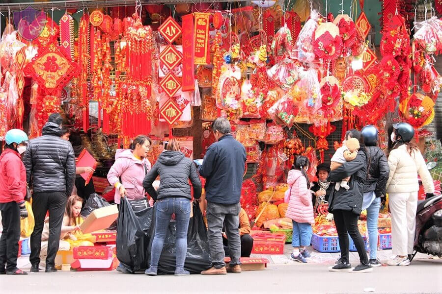 People shopping for holiday Tet - Culture Pham Travel