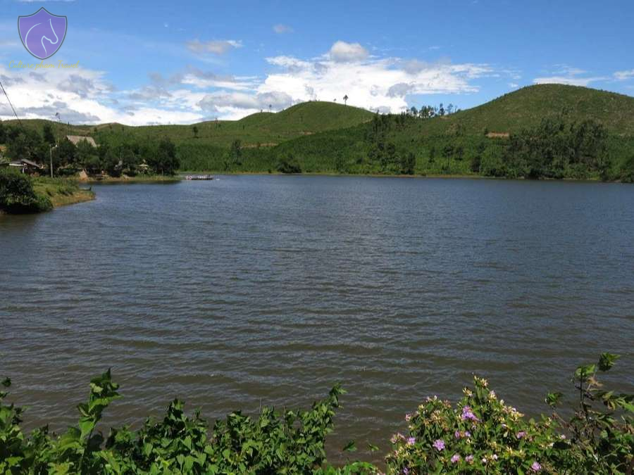 O O Lake Silence-Culture Pham Travel